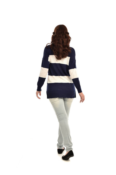 Ολόσωμο πορτρέτο του κοριτσιού που φοράει τζιν και μια Μπλούζα φούτερ. όρθια στάση, απομονώνονται σε φόντο λευκό στούντιο. - Φωτογραφία, εικόνα