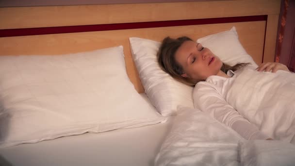 kobieta kobieta martwi się obudzić się samotny w łóżku po rozwodzie. - Materiał filmowy, wideo