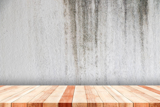 oude houten plank met schaduw gebruik voor zetten uw producten of iets op de grijze achtergrond - Foto, afbeelding