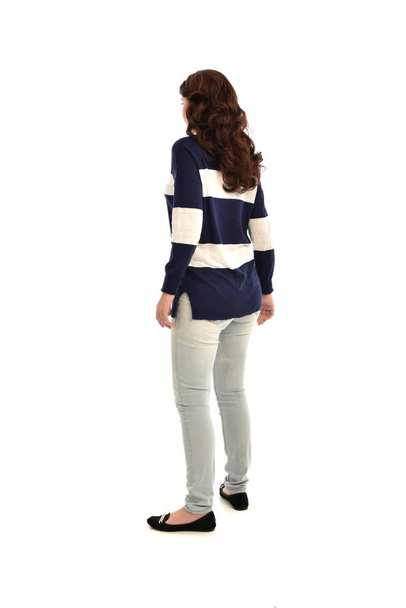 ritratto a figura intera di ragazza che indossa jeans e un maglione casual. posa in piedi, isolato su sfondo bianco studio
. - Foto, immagini