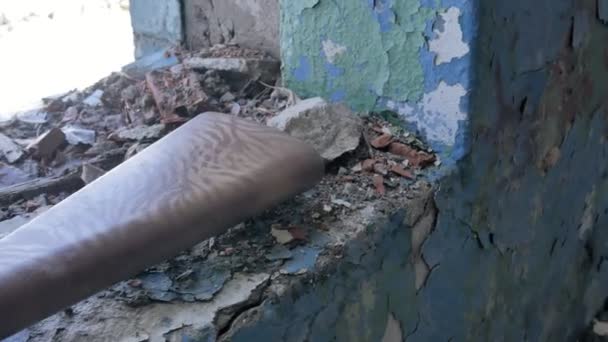 Het geweer ligt op de vensterbank van een vervallen gebouw - Video