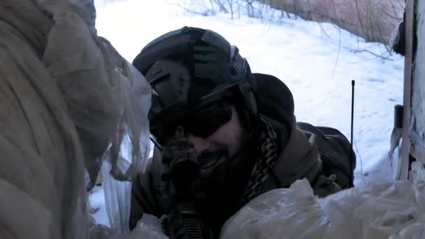 Soldaten in camouflage met bestrijding wapens zijn ontslagen in de beschutting van het oude gebouw, het militaire concept - Video