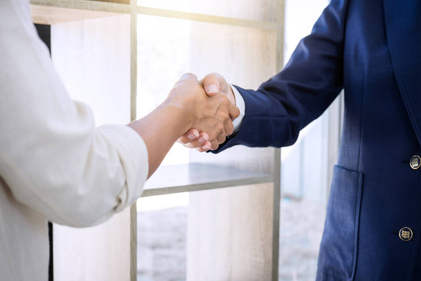 Handshake after good cooperation, Real estate broker residential agent shaking hands with customer after good deal agreement house rent listing contract. - Foto, immagini