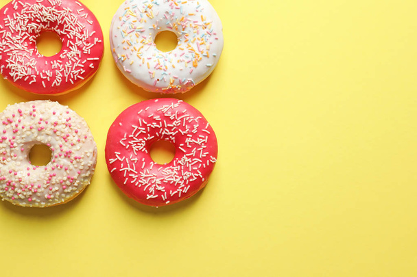 Delicious glazed doughnuts on color background, top view - Fotoğraf, Görsel
