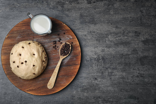 Flat lay composition with raw dough, milk and chocolate chips on grey background - Zdjęcie, obraz
