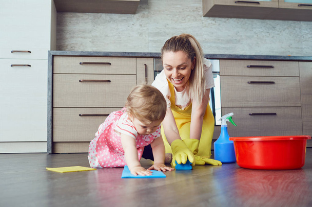 Mother and baby are cleaning the house - Fotoğraf, Görsel