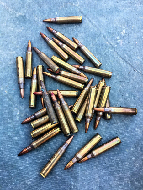 de kleurrijke van munitie 5.56 mm. - Foto, afbeelding