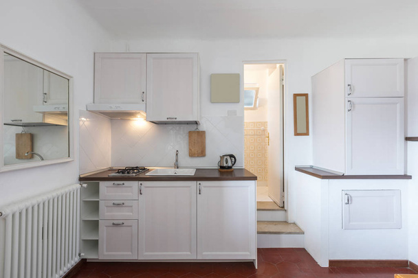Egy kis hangulatos és nagyon kényelmes apartman konyhája. Senki sem belül - Fotó, kép