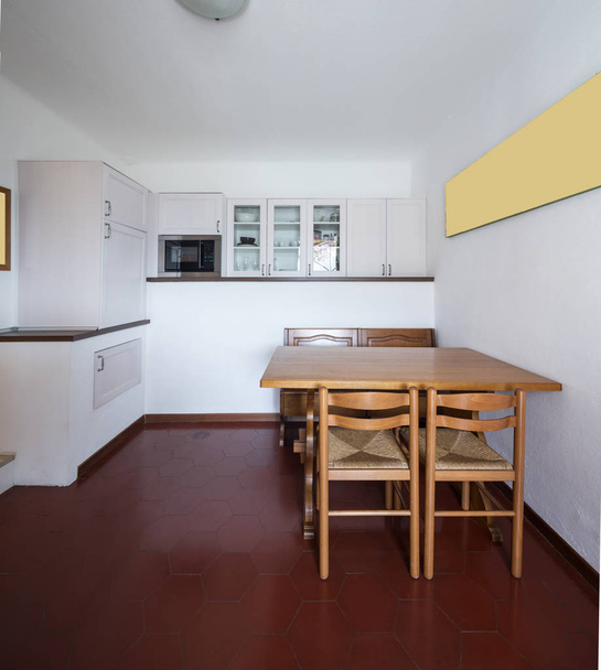 Egy kis hangulatos és nagyon kényelmes apartman konyhája. Senki sem belül - Fotó, kép