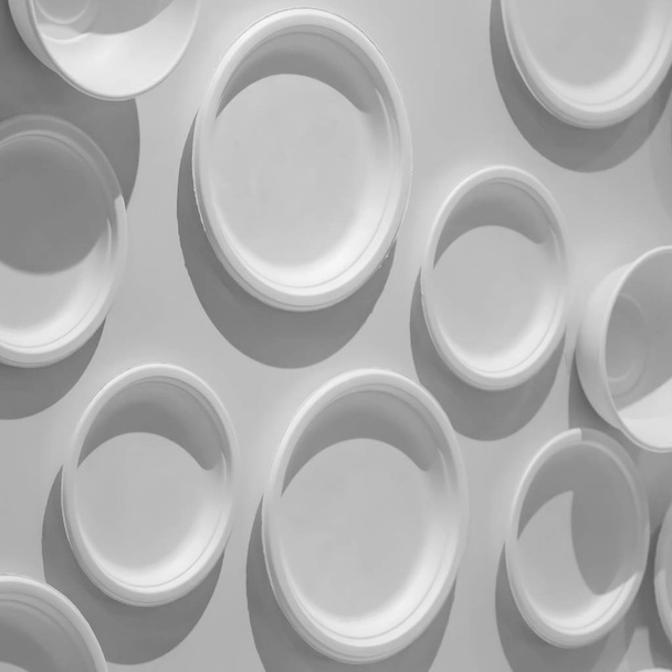 Приклад чашок і пінопластових плит на стіні
. - Фото, зображення