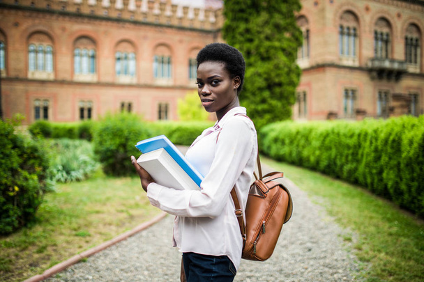 Afrika kolej kız açık havada modern kampüs - Fotoğraf, Görsel