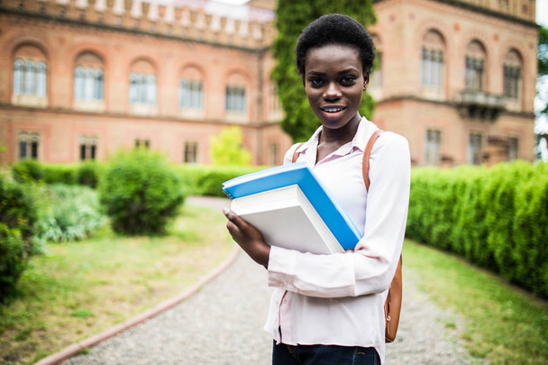 attraktive afrikanisch-amerikanische Studentin auf dem Campus - Foto, Bild