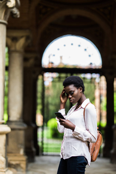piękny Afryki Uniwersytet student tekstylny na inteligentny telefon - Zdjęcie, obraz
