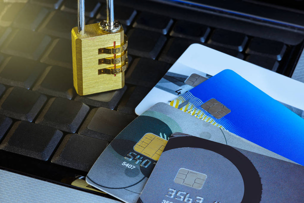 Κλειδαριές ασφαλείας με κωδικό πρόσβασης και στοιχείων πιστωτικής κάρτας παραβίασης της ασφάλειας, αποκρυπτογράφηση δεδομένων σε πιστωτική κάρτα έννοια - Φωτογραφία, εικόνα