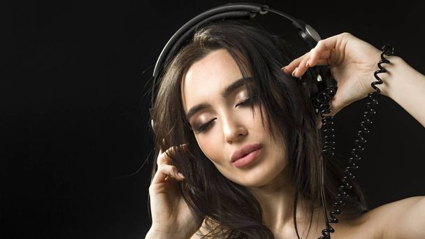 Portret przystojny młoda kobieta słuchania Słuchawki Muzyka - Zdjęcie, obraz