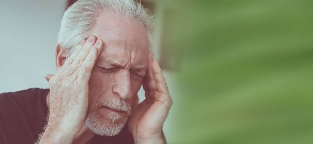 Älterer Mann mit Kopfschmerzen zu Hause - Foto, Bild