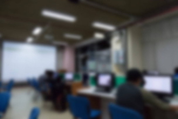 aprendizaje de los estudiantes & la investigación en línea en la sala de computadoras en la universidad. imagen borrosa para fondo
 - Foto, Imagen