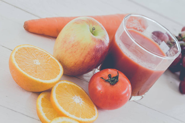 vaso de jugo fresco y frutas en la mesa - alimentación saludable
 - Foto, imagen
