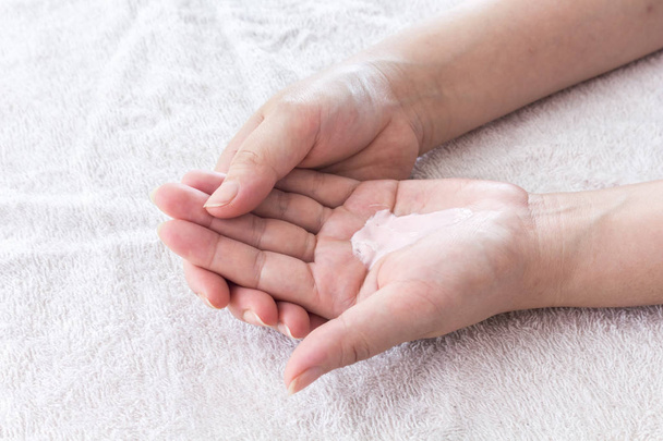 όμορφη γυναίκα χέρια εφαρμογή κρέμα χεριών - Φωτογραφία, εικόνα