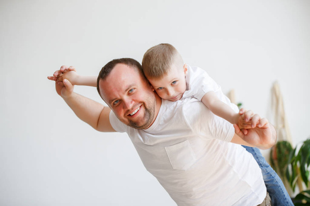 Image of young father with son on shoulders - Foto, Bild