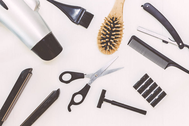 Профессиональные инструменты парикмахера на белом фоне
 - Фото, изображение