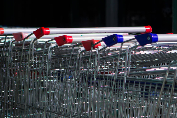 Fila de carrinhos de compras no supermercado
 - Foto, Imagem