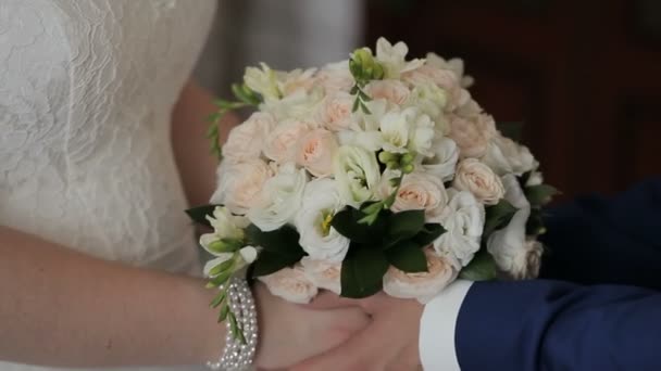 Detailní záběr na nevěstu a ženicha výměnu snubní prsteny zelené přírody pozadí - Záběry, video