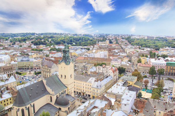 Όμορφη θέα από τον πύργο πόλη Hall, Adam Mickiewicz πλατεία του ιστορικού κέντρου του Lviv, Ουκρανία - Φωτογραφία, εικόνα