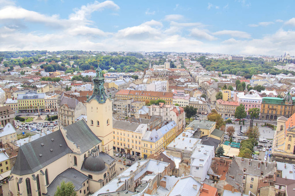 Piękny widok z wieży ratusza, pl. Adama Mickiewicza i historyczne centrum Lwów, Ukraina - Zdjęcie, obraz