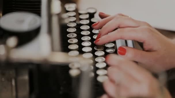 vingers te typen op het toetsenbord van een ouderwetse typemachine - Video