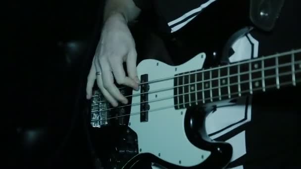 A zenész elektromos gitáron játszik. - Felvétel, videó