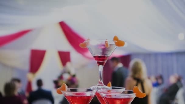Pyramida sklenic na šampaňské s likérem - Záběry, video