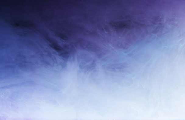 abstract blauwe en witte achtergrond met stromende inkt - Foto, afbeelding