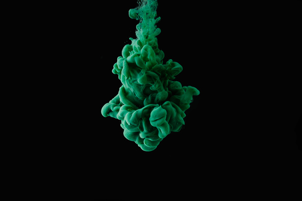 fekete háttér zöld absztrakt áramló festék kiadványról - Fotó, kép