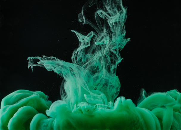 vista de cerca de la explosión de pintura verde sobre fondo negro
 - Foto, Imagen