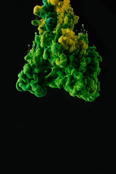 vue rapprochée de l'encre fluide abstraite verte et jaune sur fond noir
  - Photo, image