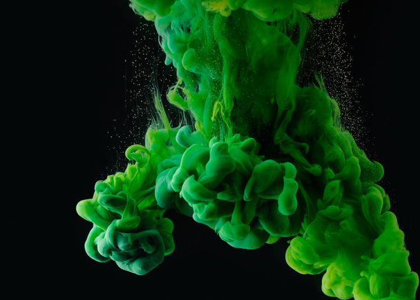 vue rapprochée de l'explosion d'encre abstraite verte sur fond noir
       - Photo, image