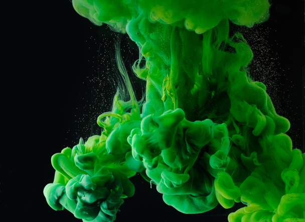 vue rapprochée de l'explosion de peinture abstraite verte sur fond noir
      - Photo, image