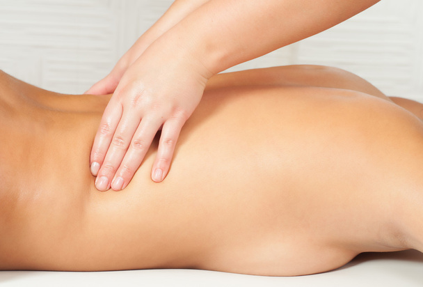 Giovani donne ottenere indietro massaggio nel salone di massaggio
 - Foto, immagini