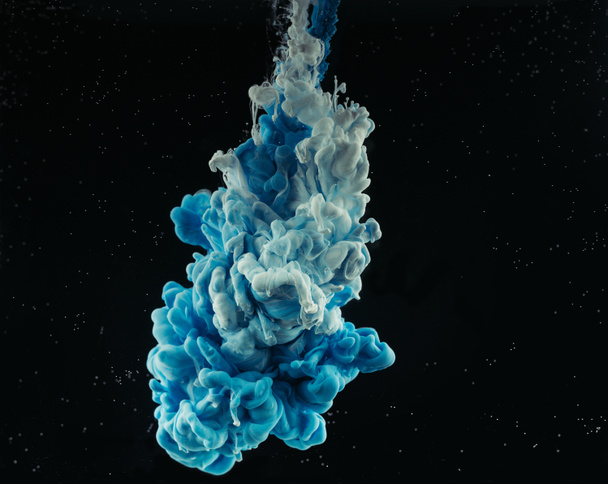 Сине-белая струящаяся краска на черном
 - Фото, изображение