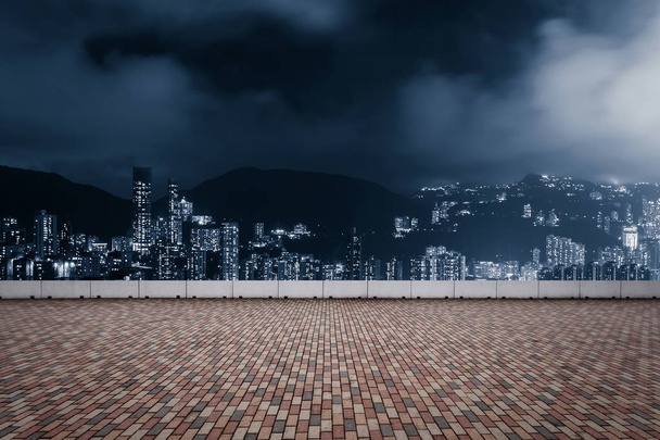 prázdný, moderní náměstí a mrakodrapy v moderním městě v noci - Fotografie, Obrázek