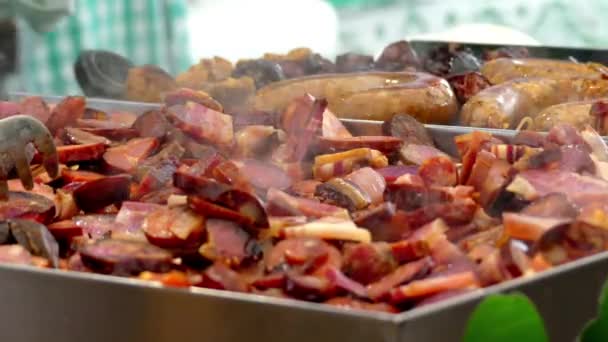 Le chorizo (espagnol) ou chourico (portugais) est un type de saucisse de porc. Traditionnellement, il utilise des boyaux naturels fabriqués à partir d'intestins, une méthode utilisée depuis l'époque romaine
. - Séquence, vidéo