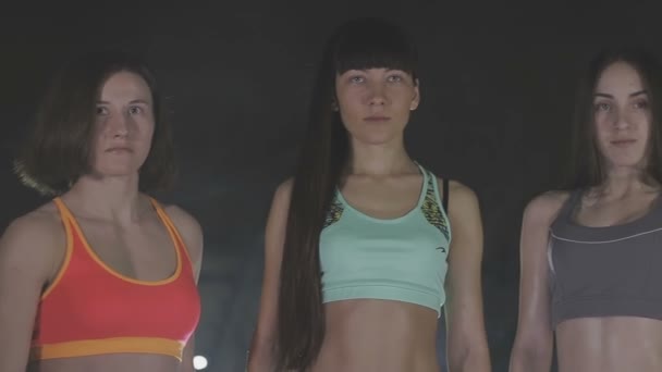 az edzőteremben fitness-modellek - Felvétel, videó