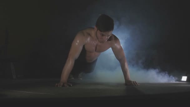 Fiatal férfi tolja a fából készült padló edzőterem - Felvétel, videó