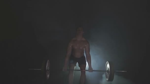 Forte desportista levantando halteres pesados na fumaça 1080p
 - Filmagem, Vídeo