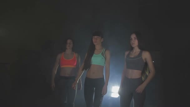 Fitnessmodelle im Fitnessstudio - Filmmaterial, Video