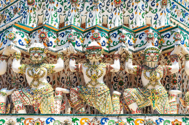 Carved walls in the temple of Wat Arun (Temple of the Morning Dawn), Bangkok, Thailand. - 写真・画像