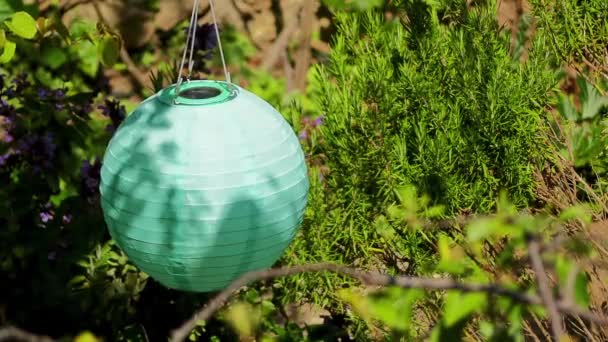 Weefsel balvormige lamp op zonne-batterijen in tuin. - Video