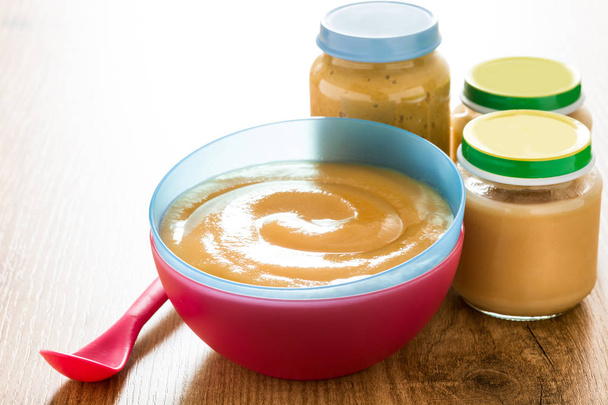 Dětská výživa: barevné misky ovocné pyré na dřevěný stůl - Fotografie, Obrázek