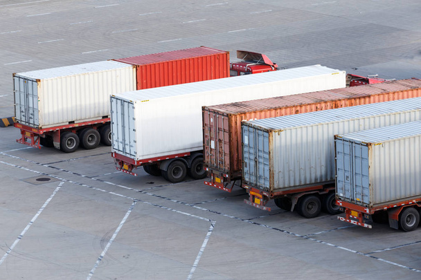 Transporte de cargas em contentores por camião
 - Foto, Imagem